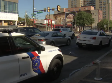 一女子在SEPTA宽街线Girard大道站持刀袭击另一女子